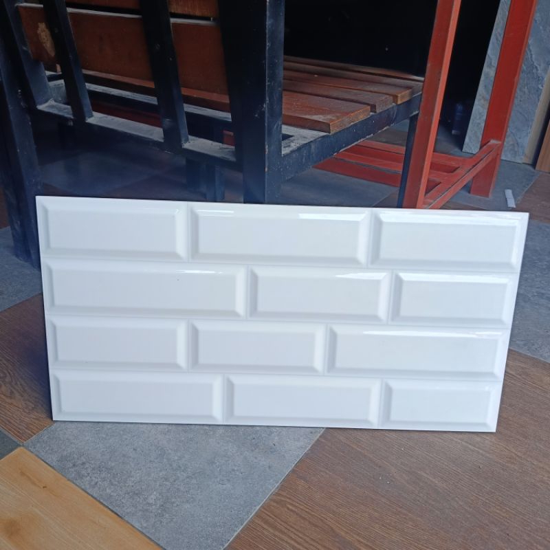 Keramik dinding 30x60 bata putih platinum
