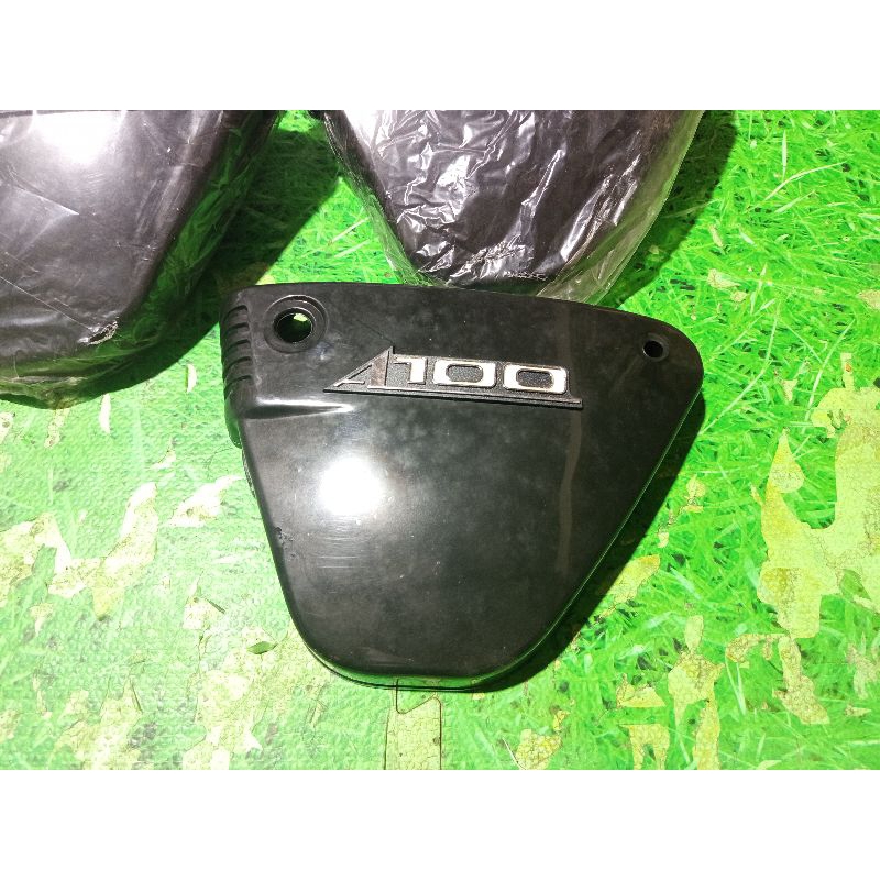 COVER BOX BOX TUTUP AKI PLUS EMBLEM TIMBUL SUZUKI A100 A100  BAGIAN KIRI