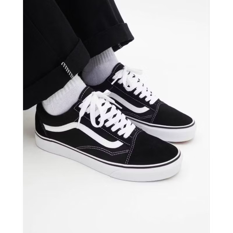 Sepatu Sneakers Hitam Putih