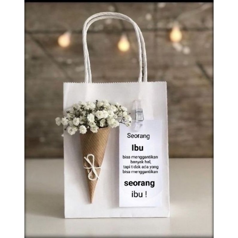

Paper bag + buket kecil Baby breath + custom ucapan
