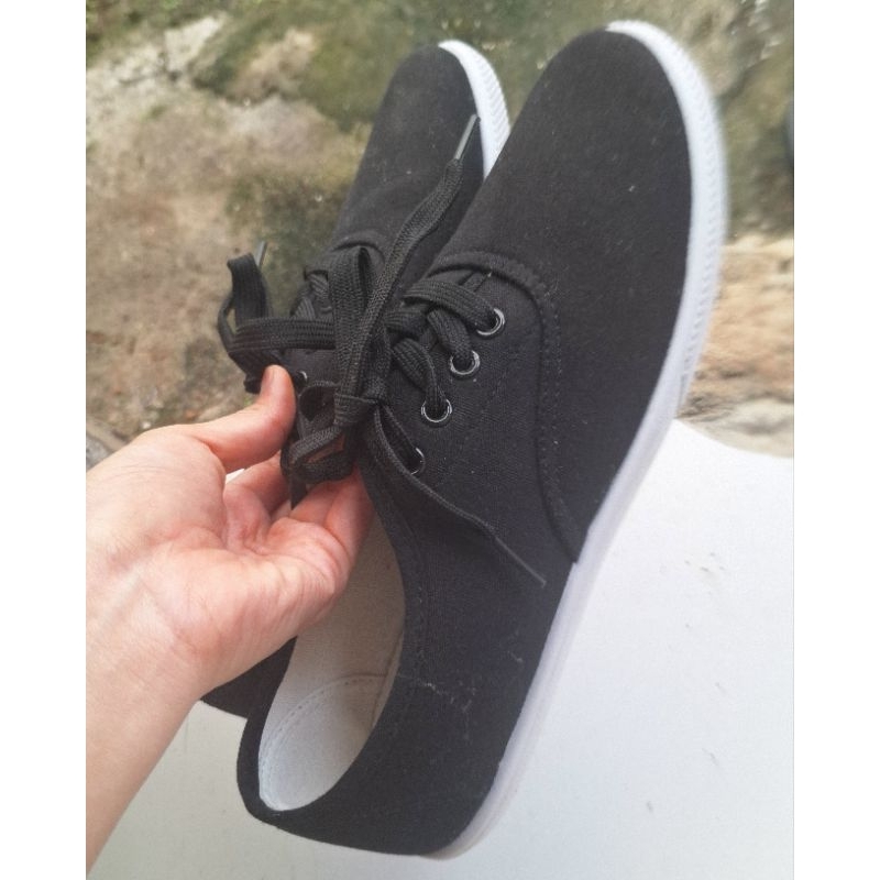 Sepati wanita/sepatu sneaker wanita (preloved)