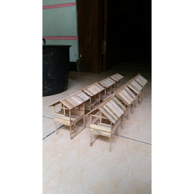 miniatur gubuk bambu