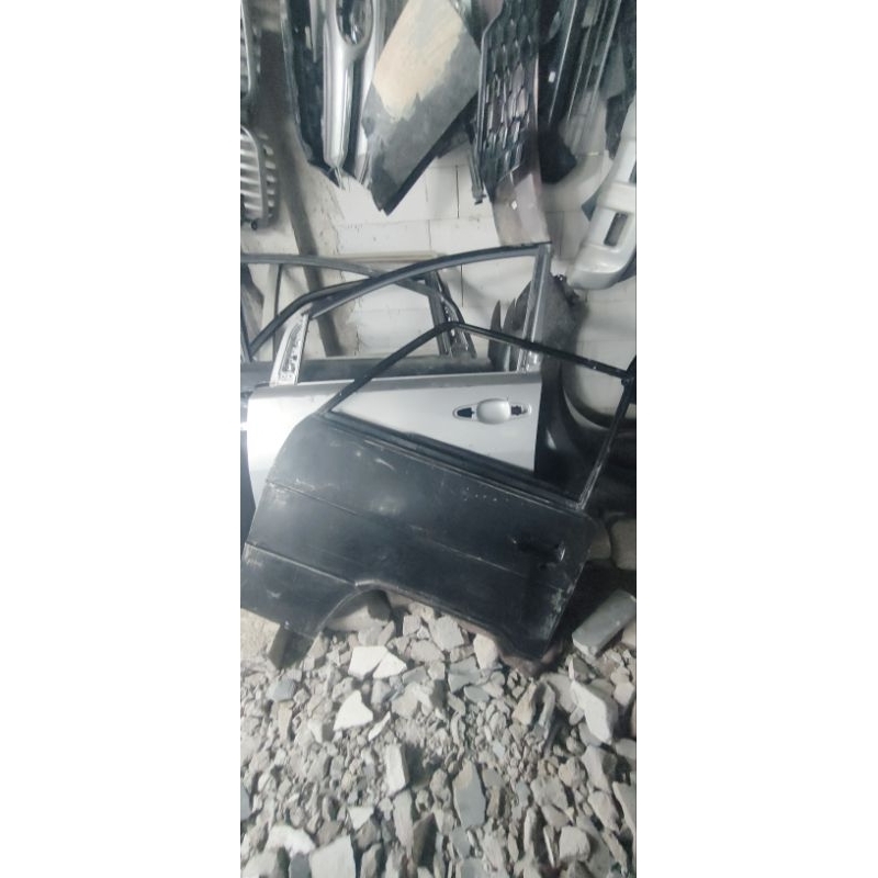 pintu depan kiri L300