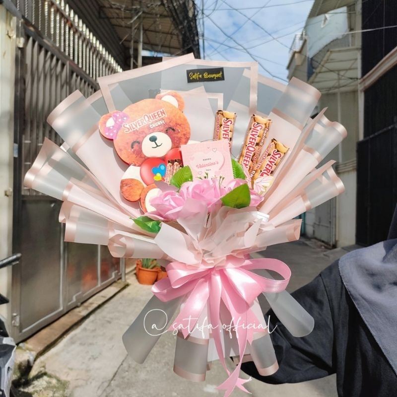 

Promo 7.7 (READY STOCK) Bouquet Coklat Silverqueen Bear Bisa Nyala 3 model kelap-kelip Edisi