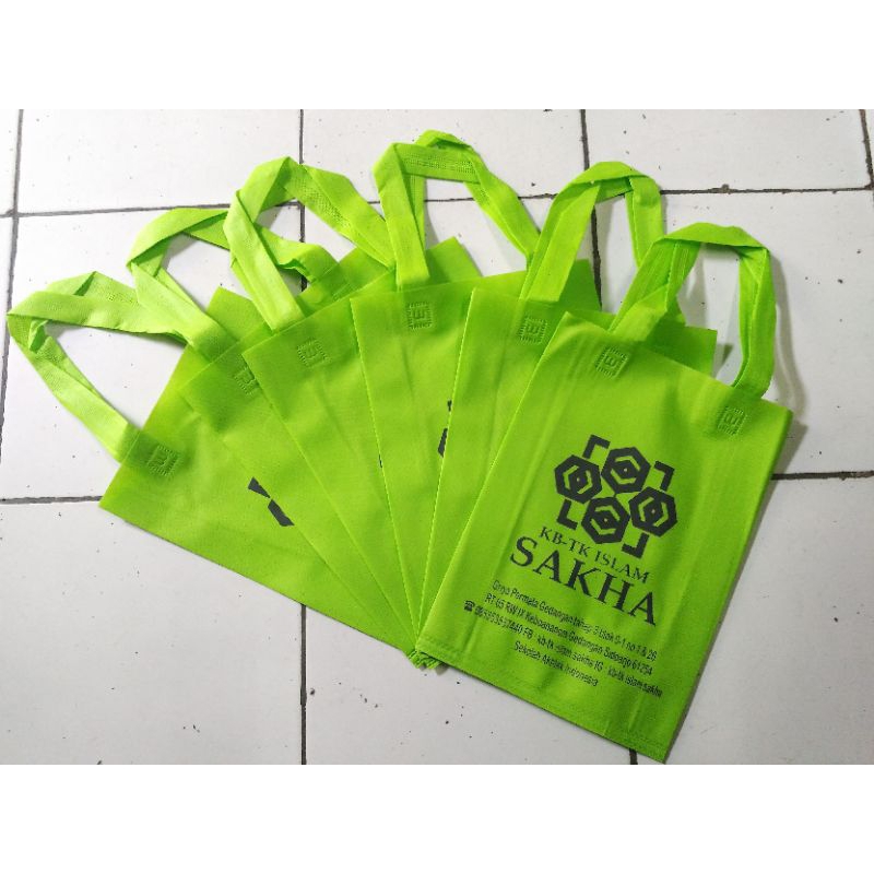 

( Sablon Custom + Tas ) Tas Spunbond 25x35 cm Goodie Bag Gratis Sablon