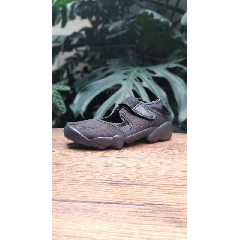 Sepatu Wmns Nike Air Rift (Black/ Off Noir-Black)