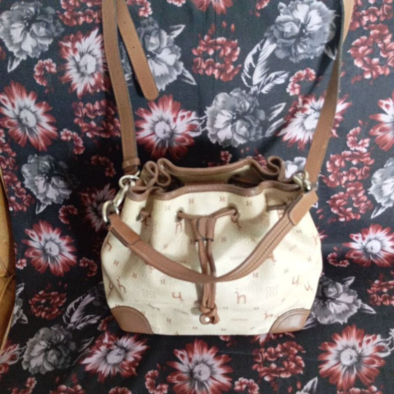 Tas selempang wanita,merek Hazzys.