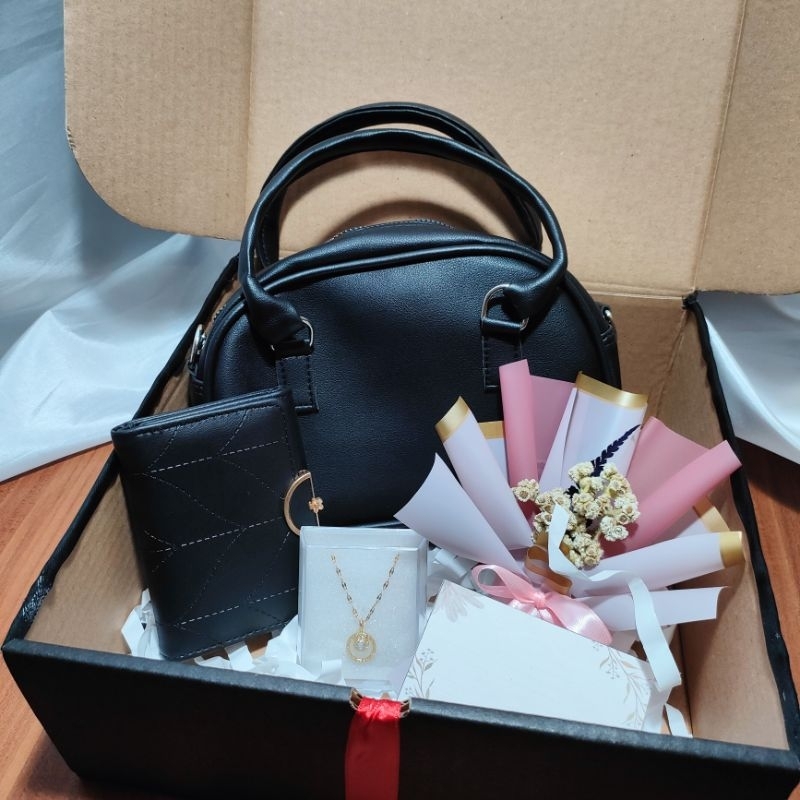 

READY / Kado ulang tahun cewek / hampers tas dompet kalung / kado anniversary / hadiah ulang tahun / hampers ultah / hadiah anniversary / hamper