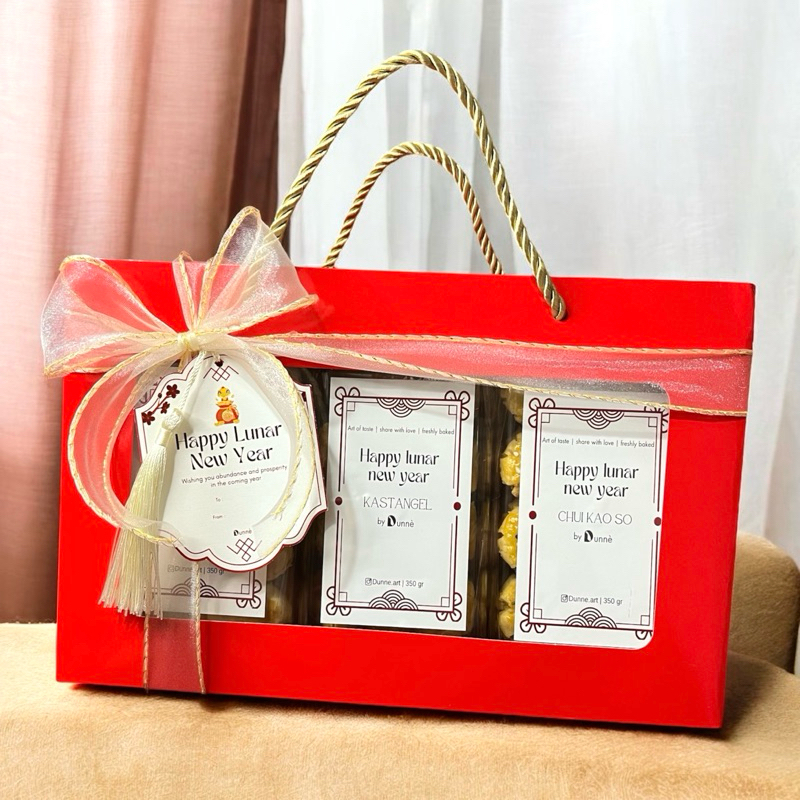 

DUNNE - Hampers Imlek | Paket Kue Imlek | Triple Prosperity