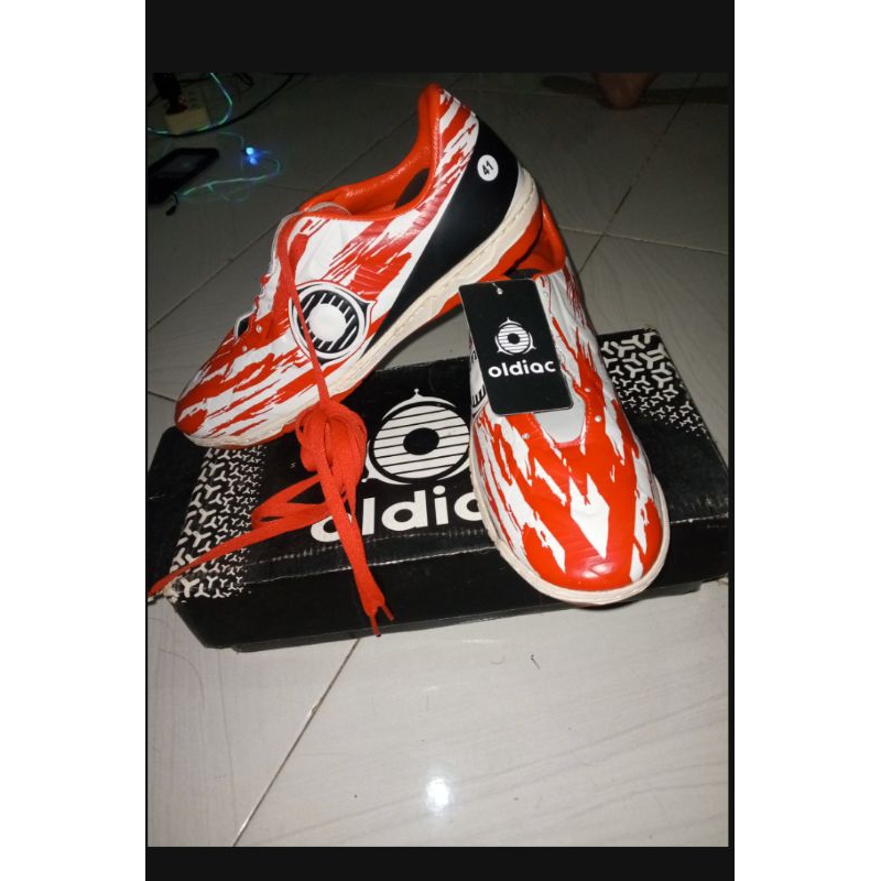 Oldiac Sepatu Olahraga Merah Putih