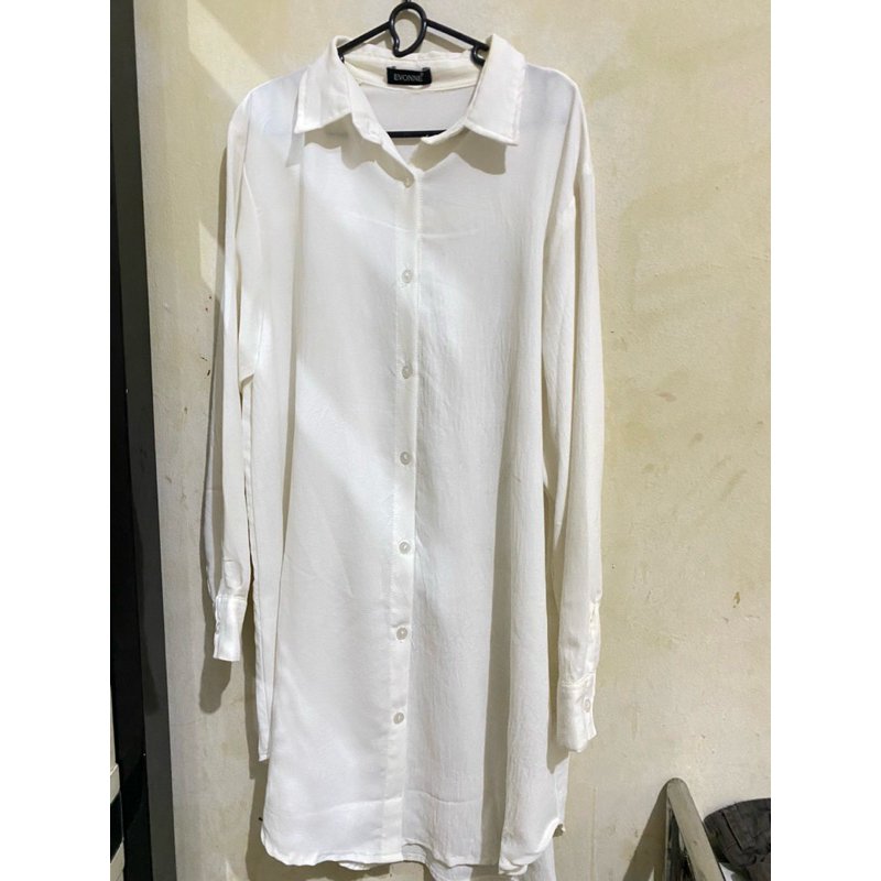 Kemeja Putih Oversized