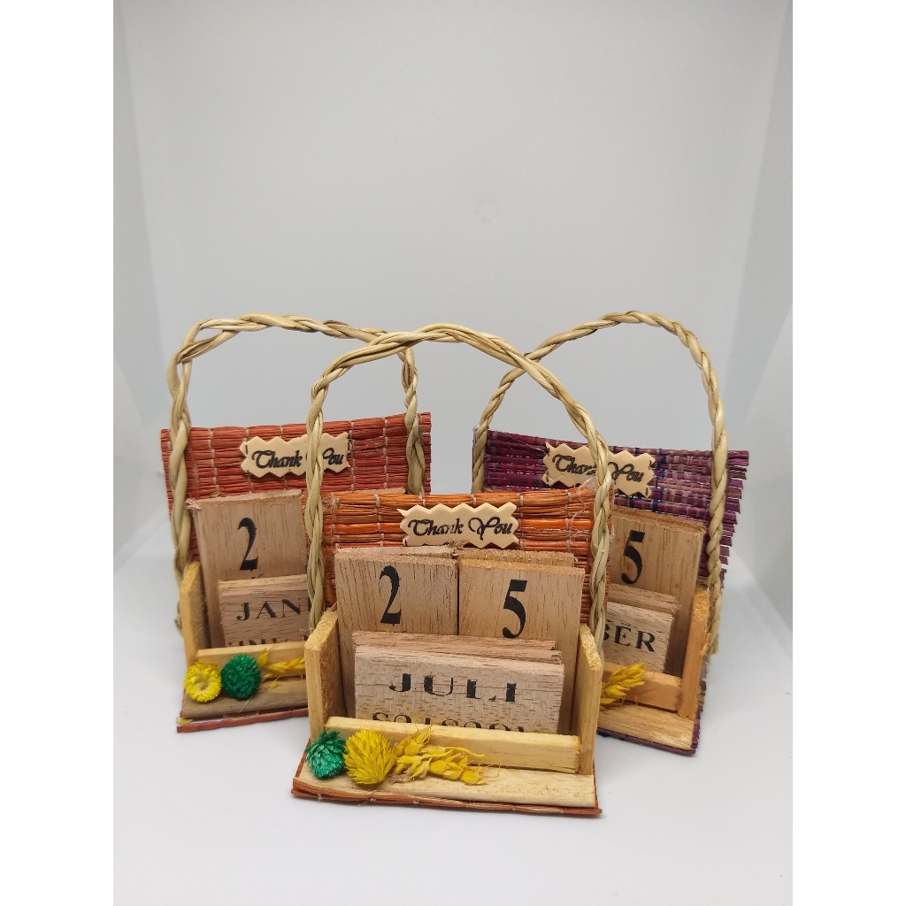 

50pcs Souvenir Pernikahan Kalender Kayu Abadi Etnik