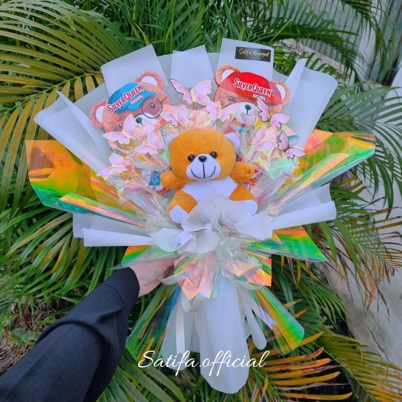 

Bouquet Coklat Silverqueen Bear Edisi Valentine 2025 / Bucket Boneka Bear Mix Butterfly Ada Lampu LED / Buket Hologram Kupu Kupu Hadiah Pacar Trend Bucin Hadiah Ulang Tahun Graduation Wisuda