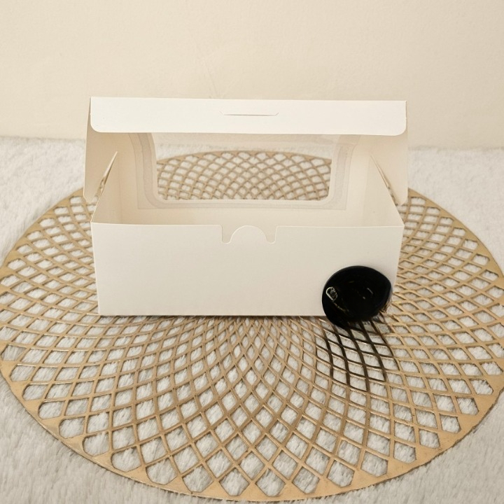 

Box Ivory Kotak Bolu Gulung Dus Kue Motif Polos Jendela Ukuran 20x10x7 Cm