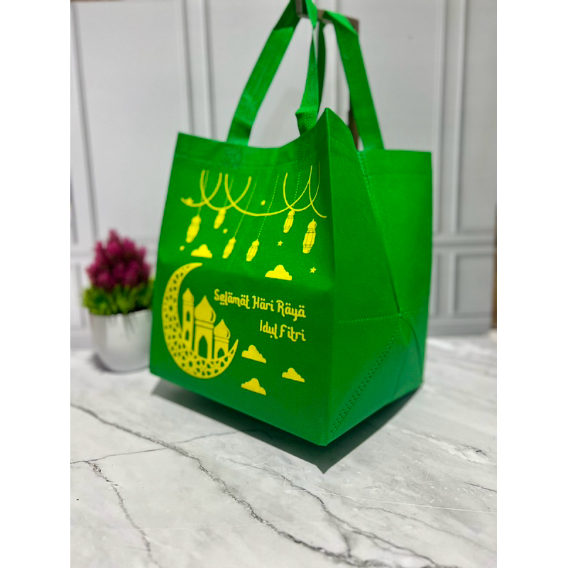 

TERMURAH!! (1 LUSIN = 12 PCS) READYSTOCK TERLARIS TAS PARCEL IDUL FITRI 22x22 TINGGI 28 CM / TAS LEBARAN / GOODIE BAG IDUL FITRI / TAS HAMPERS / TAS BELANJA / TAS SPUNBOND