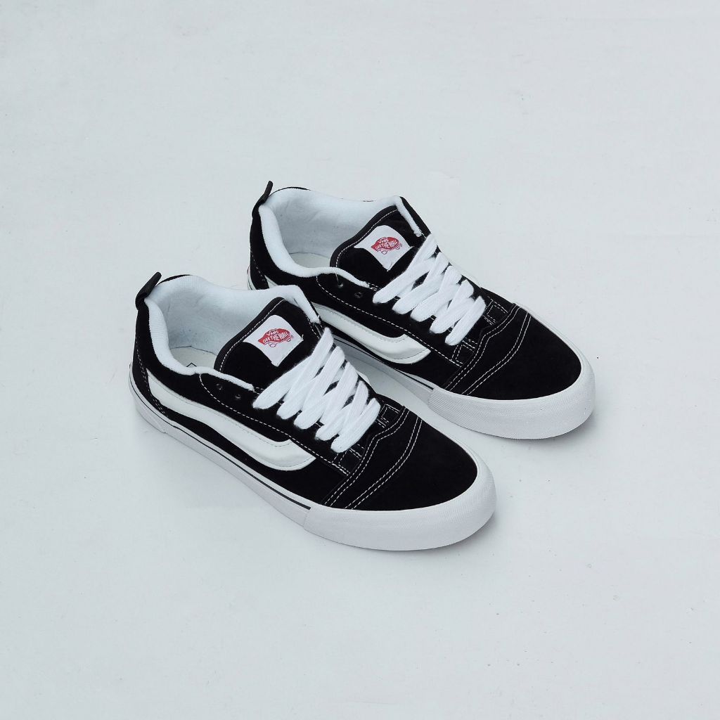 Sepatu Sneakers Hitam Putih