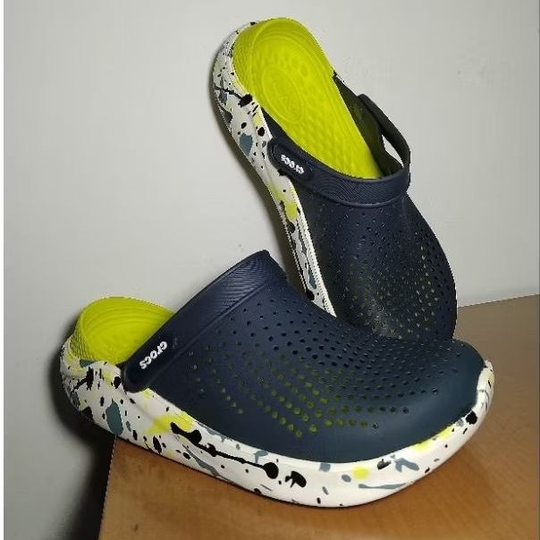 Preloved Sandal Pria Wanita Crocs LiteRide Navy-Motif Ukuran 39 (Insole 24Cm)
