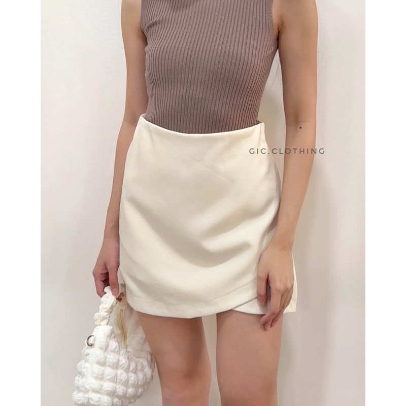 PRELOVED - LIKE NEW | GIC CLOTHING - Ronan Skort | Rok Celana Broken White