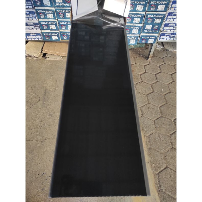 plafon pvc Hitam polos glossy lebar 20cm T 517 (PERLEMBAR)