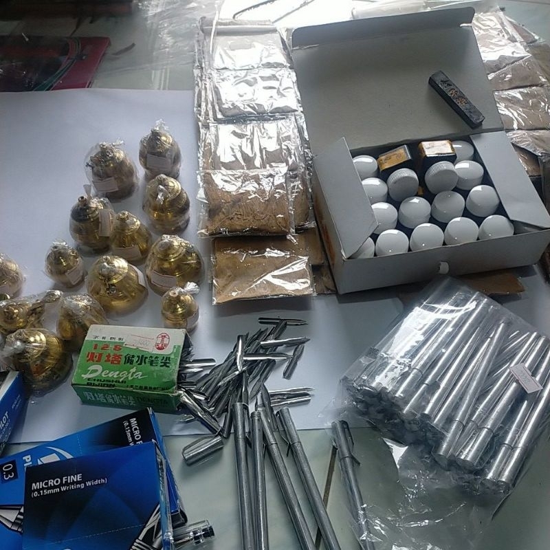 

Pen Tutul Satu Paket Bak Mangsi Standar 3 Serat Atau Ares 2 Tinta Cair Pen dan Mata Pena