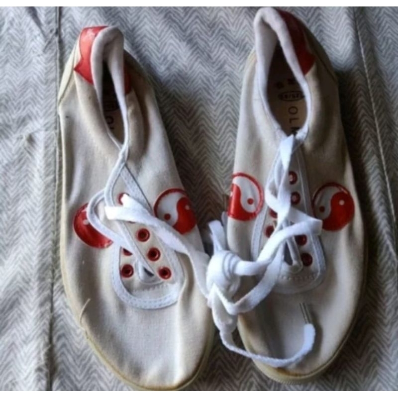 Sepatu Olah Raga Wushu Taichi Putih Logo Yinyang New Old Stock Sedikit Menguning Size 35 36 42