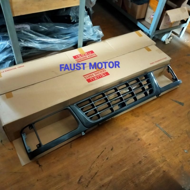 GRILL DEPAN PANTHER 2.5 KOTAK STW LAMA / PICK UP SAMA ORISINIL ISUZU
