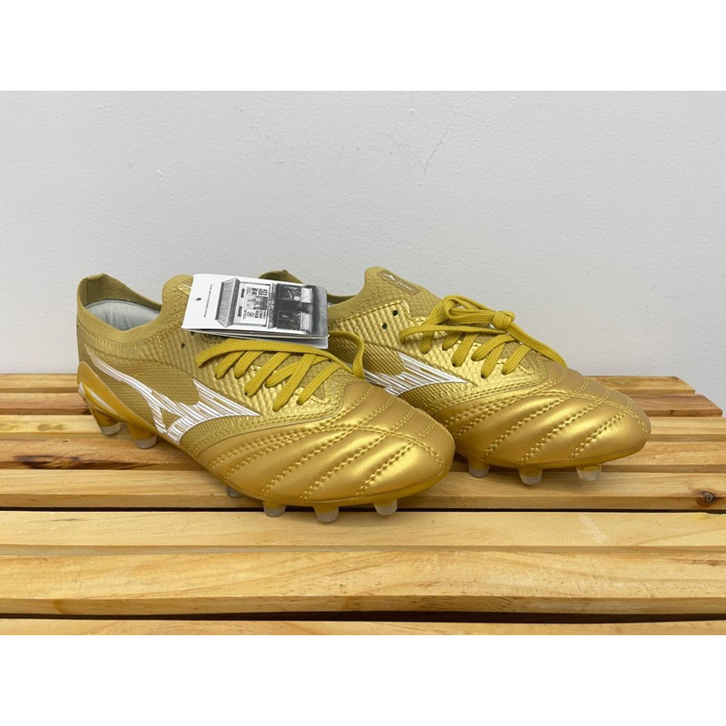 Sepatu Bola Mizuno Beta 4 Gold Metalic