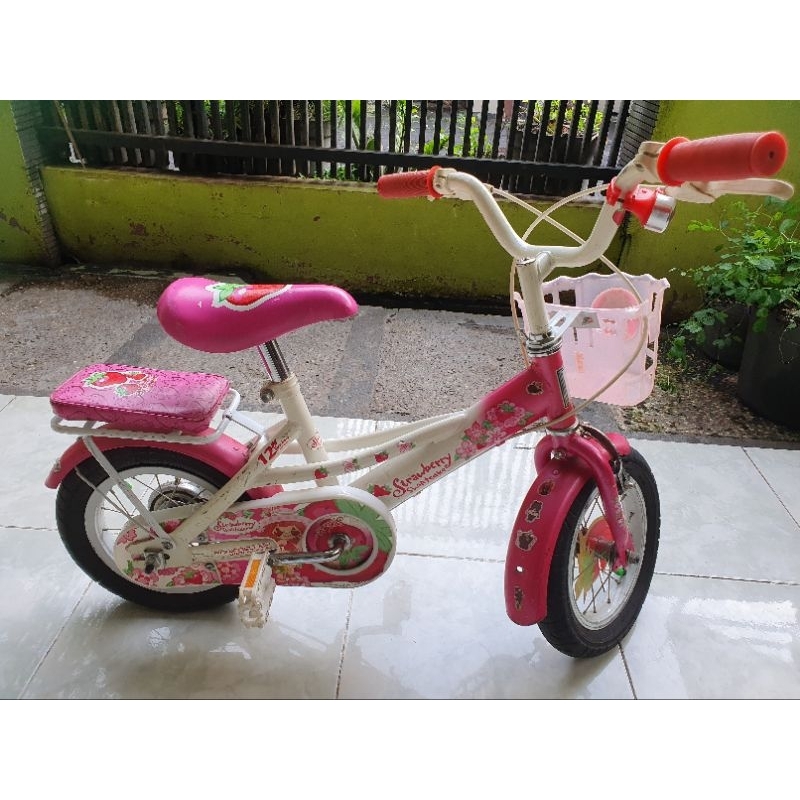 sepeda bekas wimcycle 12inch motif strawberry shortcake / PRELOVED sepeda anak 12inch wim cycle stra