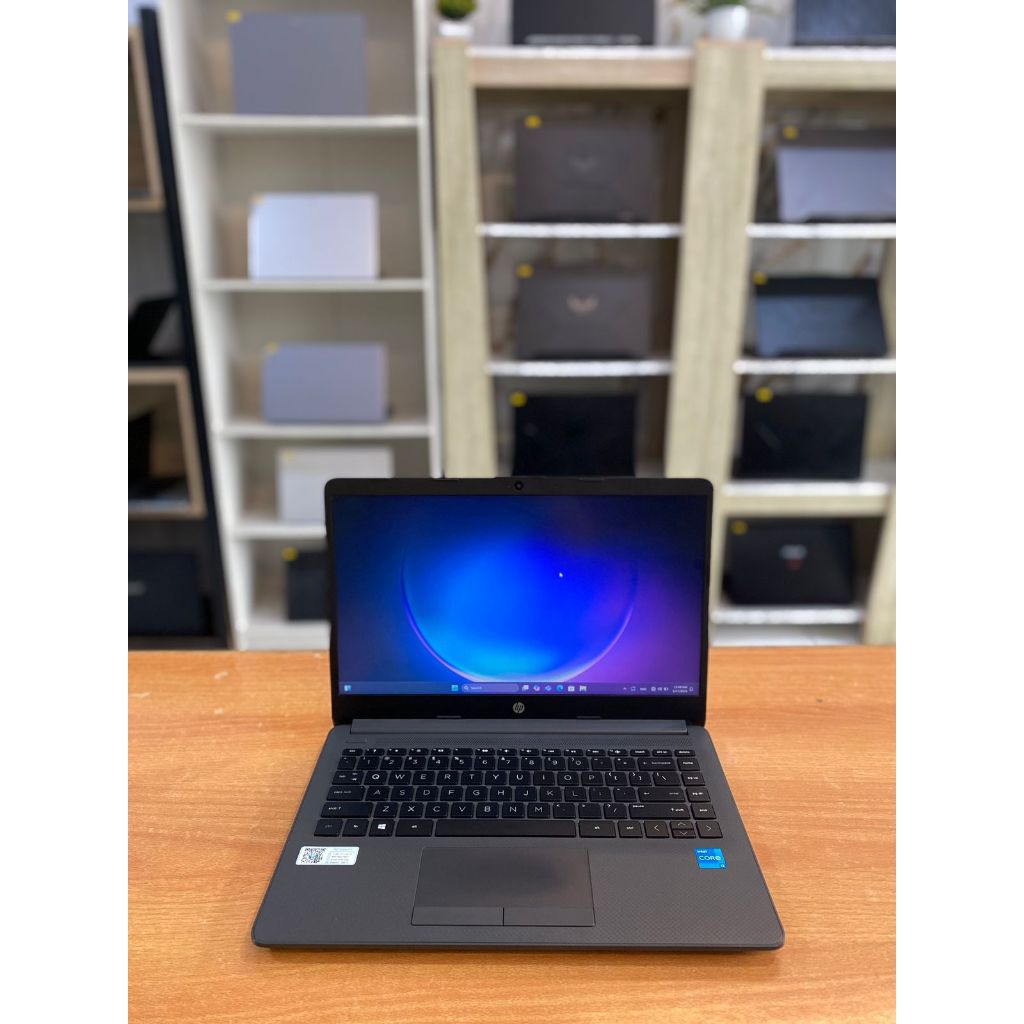 HP 240-G8 | INTEL CORE i3-1135G4 | 4 GB | SSD 256 GB | GARANSI|LIKENEW