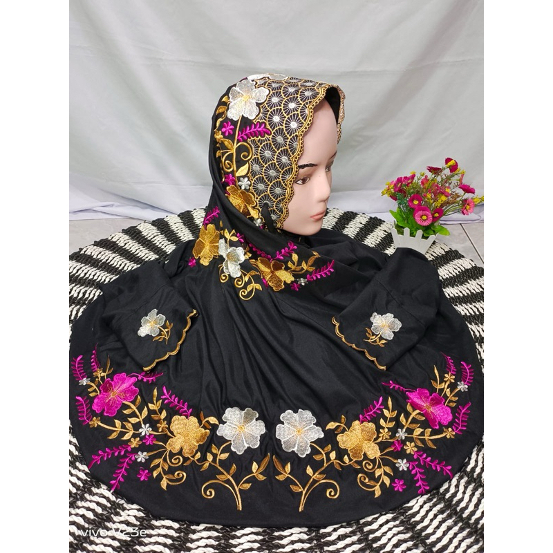 mukena bordir terusan warna hitam motif bunga