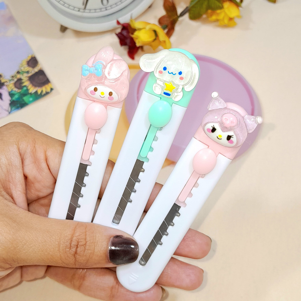 

Cutter Mini Panjang SANRIO Super Cute Lucu Ready 3 Variant Karakter Melody Kuromi Cinnamoroll / Cutter Kertas Model Sanrio Ukuran Kecil Panjang Bahan Plastik dan Besi Awet Stationary Fancy Kekinian Bisa Grosir dan COD Harga Termurah