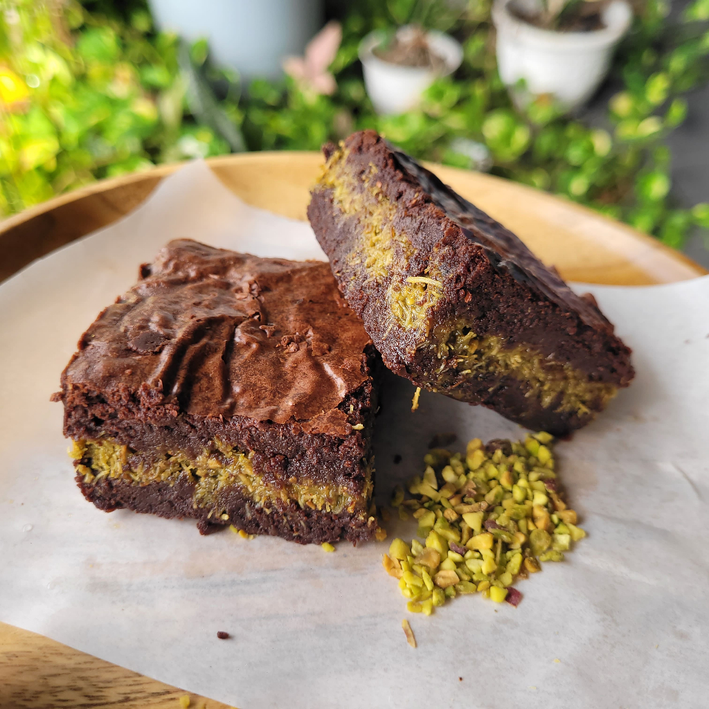 

Brownies Kunafa / Knafe Pistachio Dark Chocolate - Premium Dubai Viral Chocolate Inspired