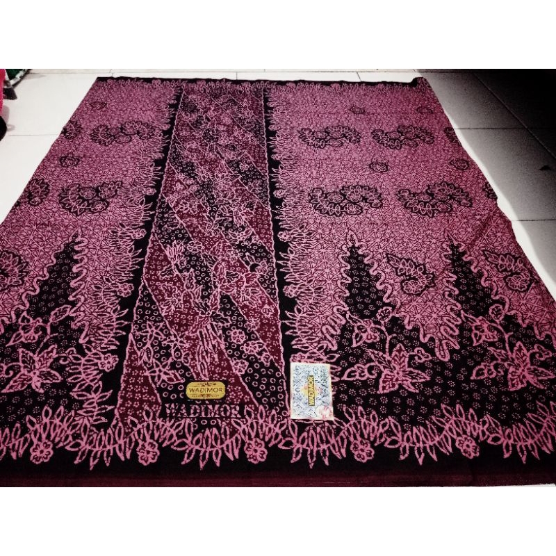 Wadimor Kain Motif Bunga Hitam Merah Pink