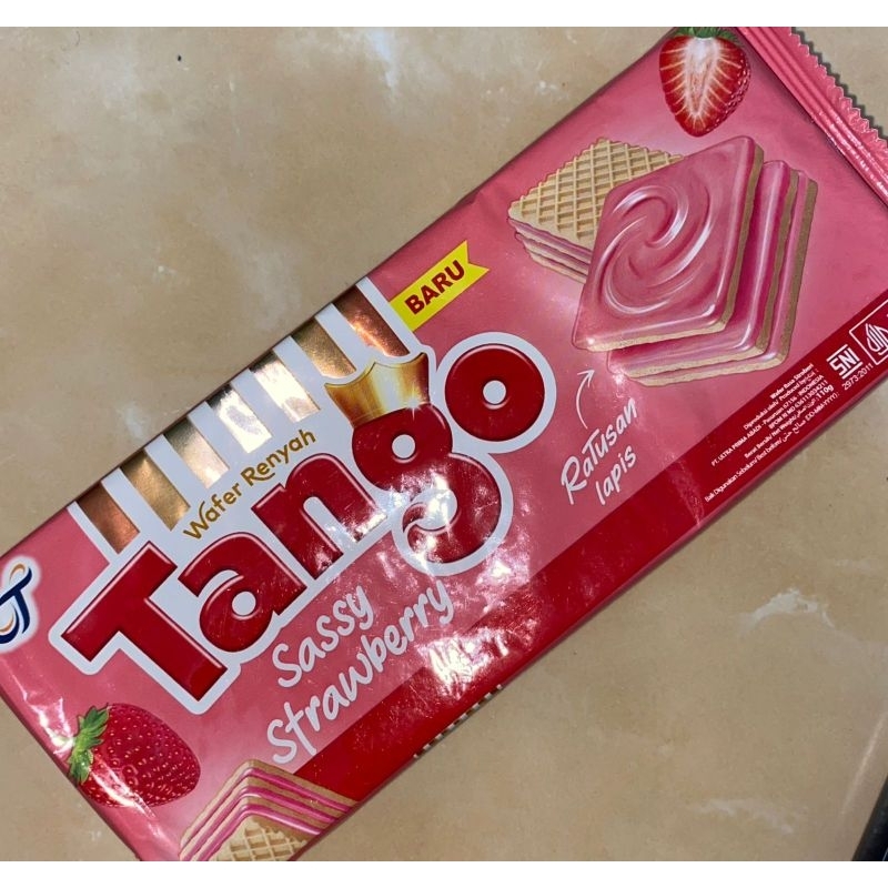 

Tango wafer long strawberry kemasan 110gr