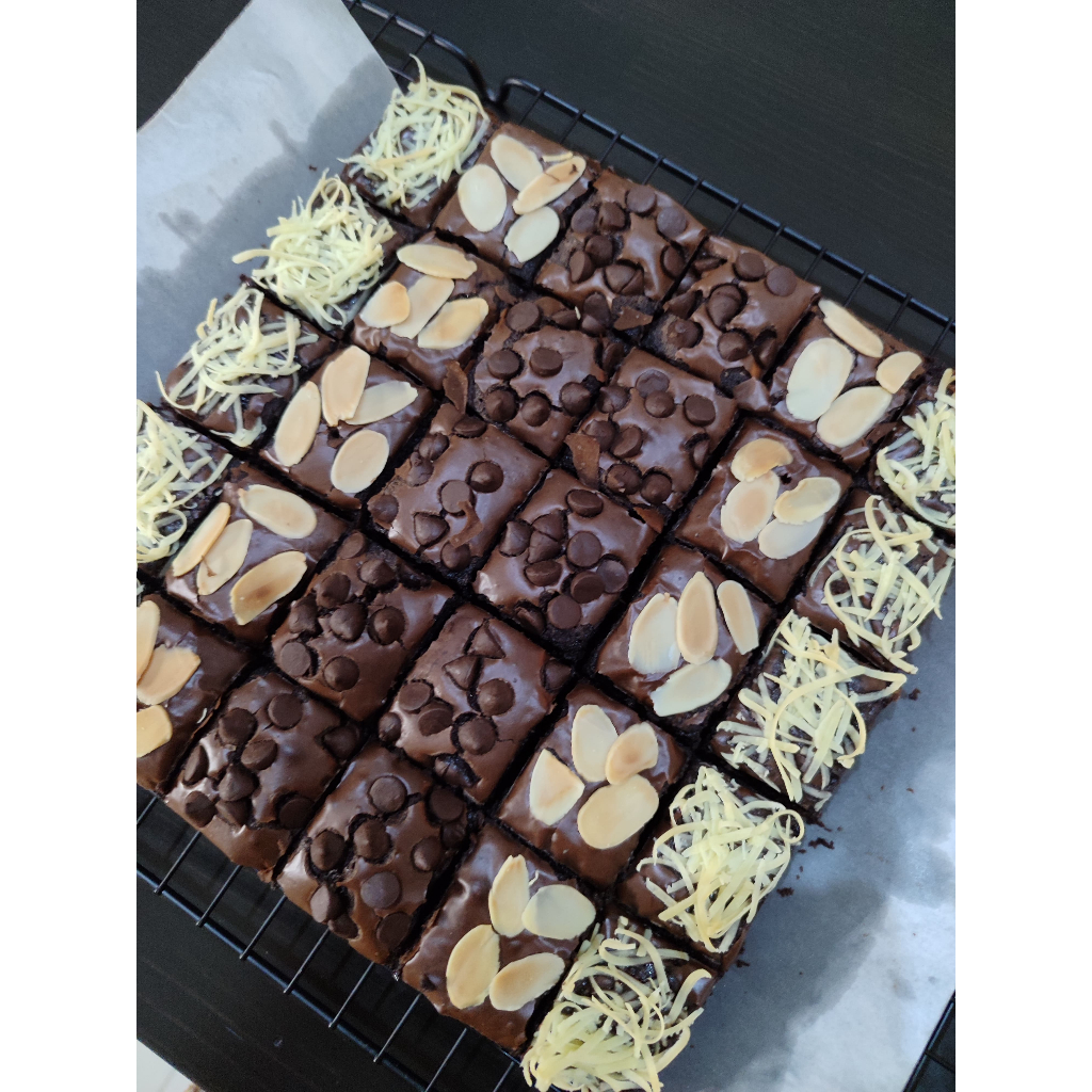 

Premium Fudgy Brownies : Dark chocolate, Ultimate Cheesy, Red Velvet