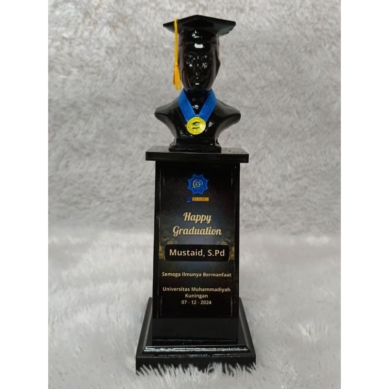 PATUNG WISUDA, HADIAH WISUDA,SOUVENIR WISUDA, BOX KOTAK PLAKAT,BOX KAIN BLUDRU,KOTAK PERHIASAN,SOUVE