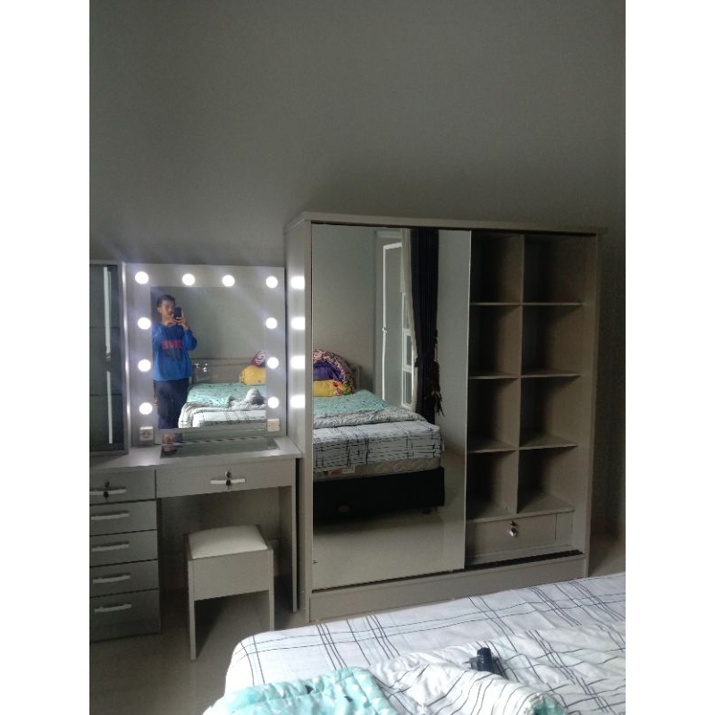 satu pake lemari & meja rias lampu