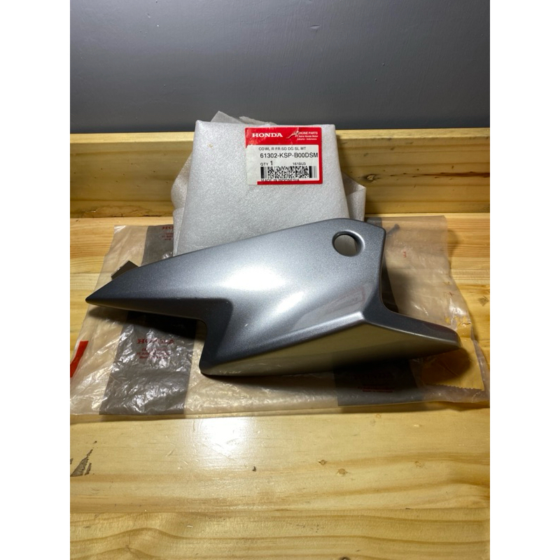 61302 KSP B00DSM KUPINGAN COVER LAMPU DEPAN KANAN HONDA MEGAPRO MONOSHOCK ORIGINAL AHM