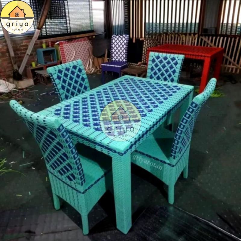 Set Meja Makan Rotan Sintetis 4 Kursi