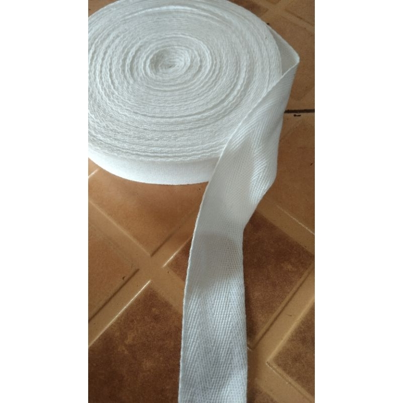 

Pita katun warna putih bersih ukuran 3cm dengan harga 15perrol dengan isi 20 meter