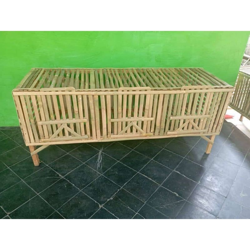 box ayam kecil lengkap dengan tempat pakan di dalam