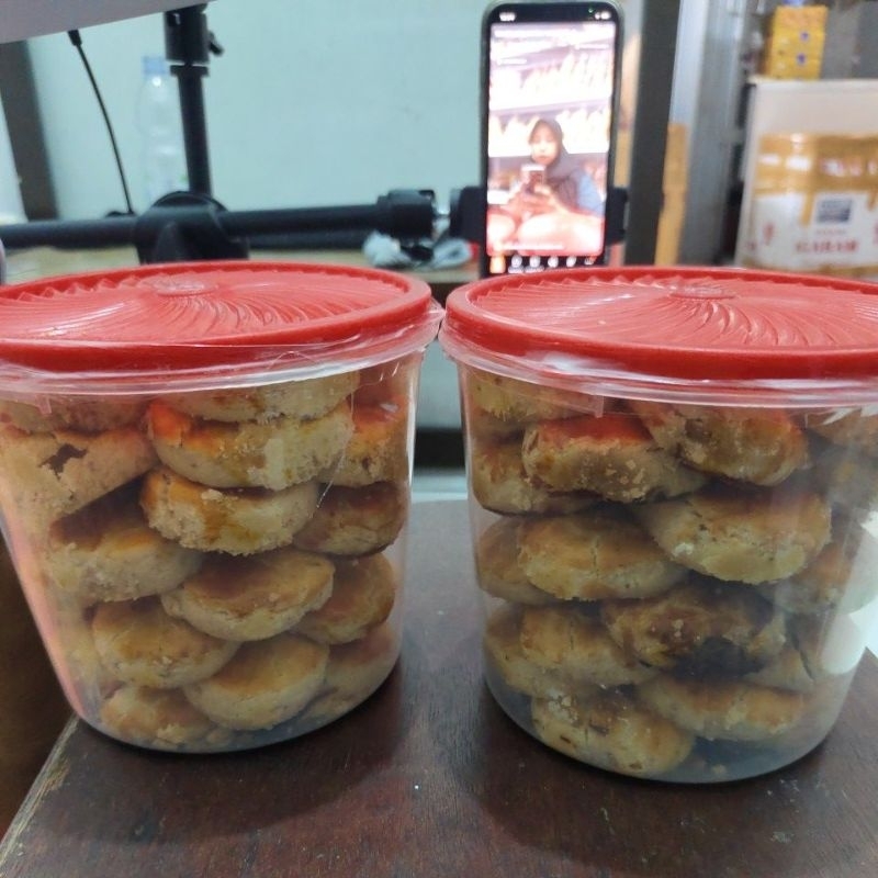 

kue kacang jember 900g (3 toples)