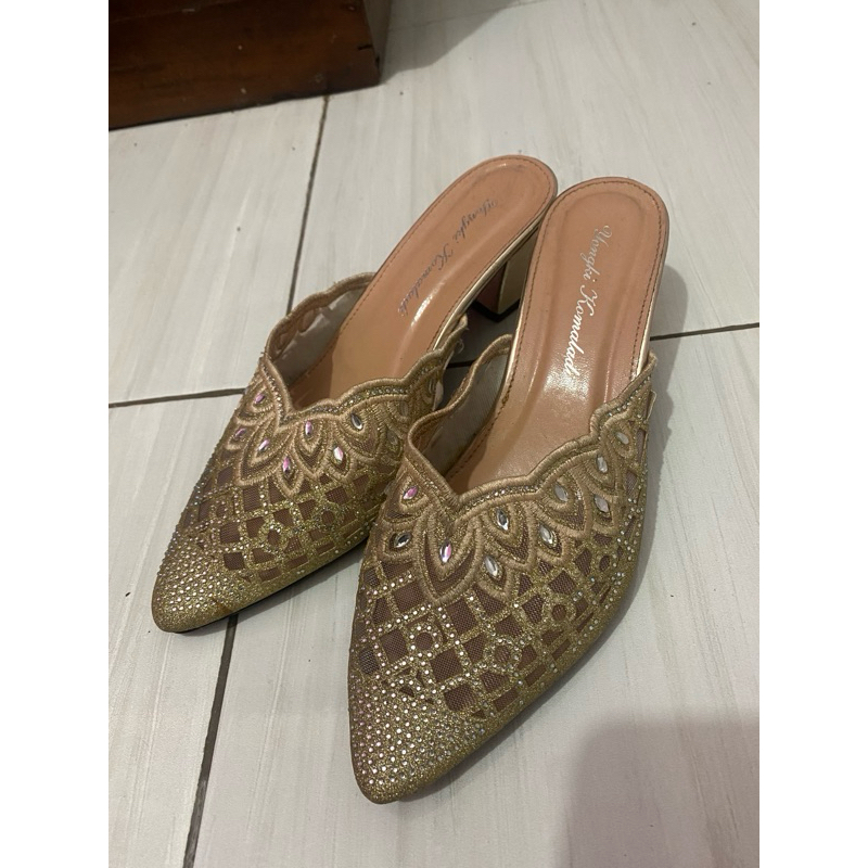 Sepatu Hak Tinggi Emas dengan Bordir Mutiara