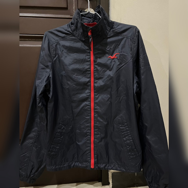 Jaket Waterproof Daun Talas merk Hollister ( 1 perusahaan dengan Abercrombie n Fitch) Brand USA. LIK