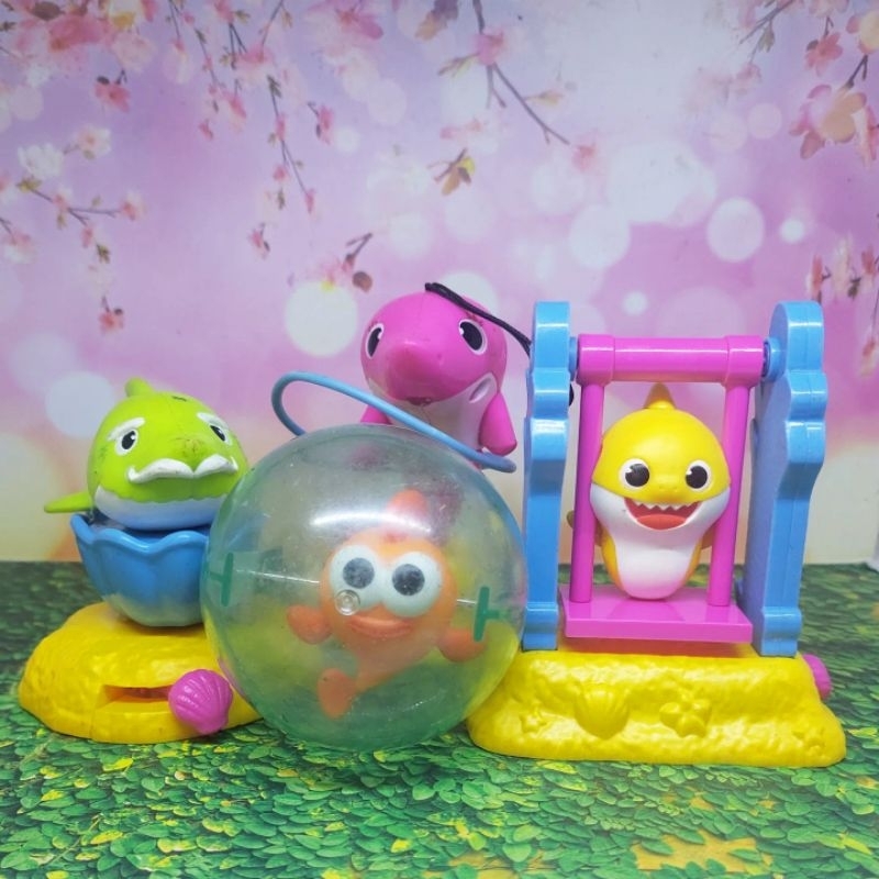 Set 4pcs Baby Shark Granpa shark mommy shark mainan happy meal mcd figure