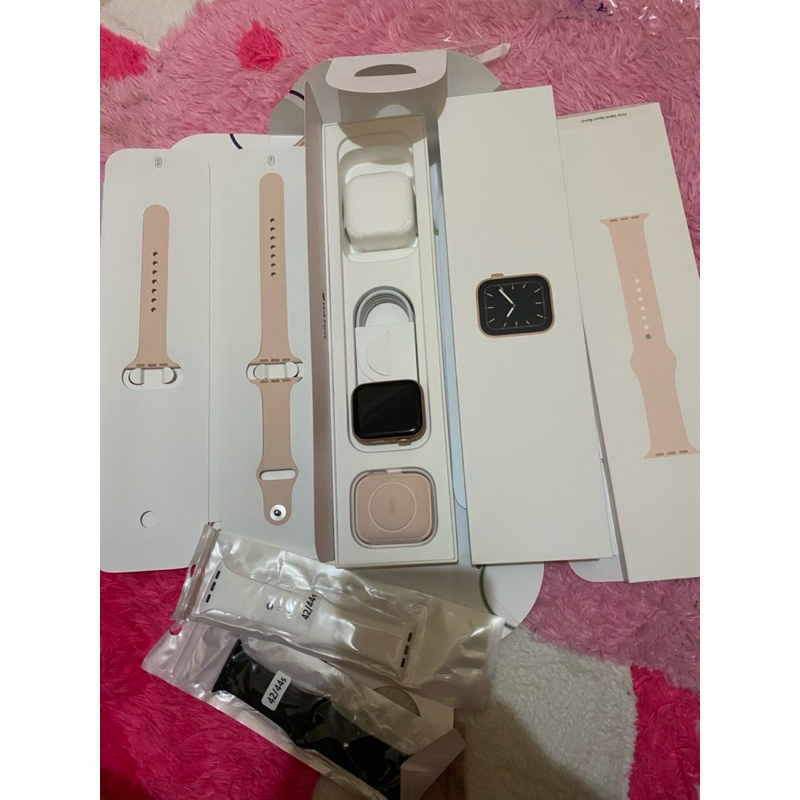 Apple Watch series 5 (44mm) warna New Gold/ Pink Sand (Preloved)