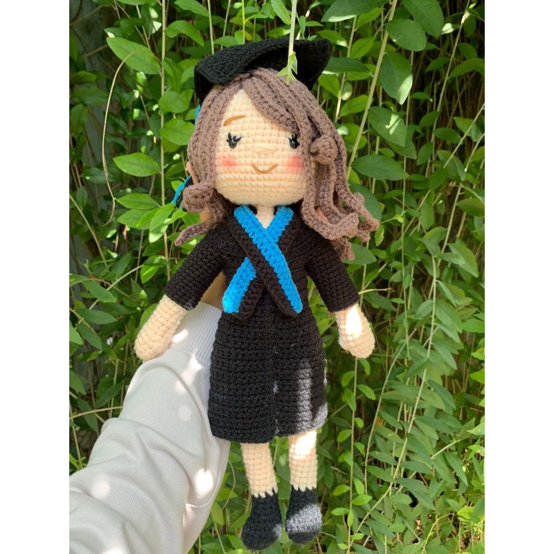 boneka wisuda | boneka wisuda rajut | crochet doll