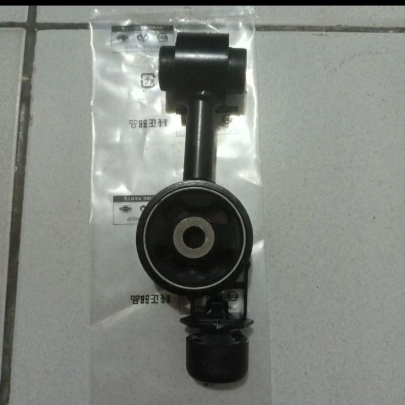 Livina 1.8 Engine mounting kanan atas Nissan Grand