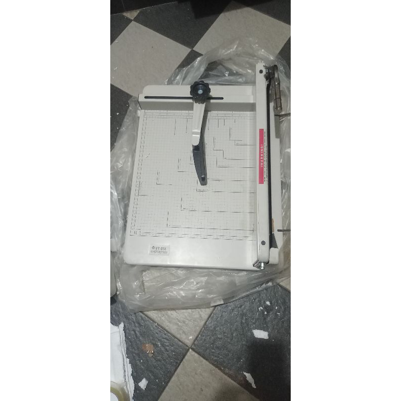 

SEPAKET ALAT POTONG KERTAS VTEC 858 A3 + STAPLER MAX