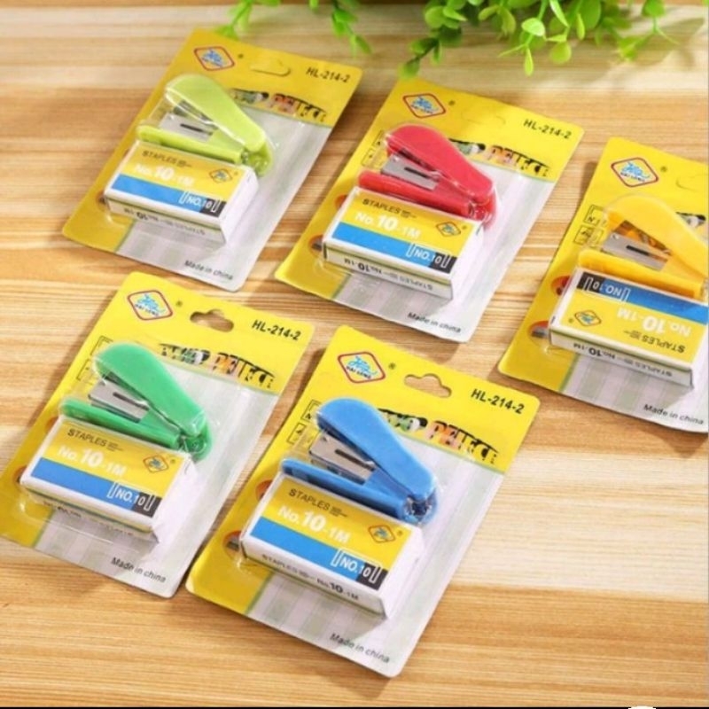 

stapler plus staples 1box
